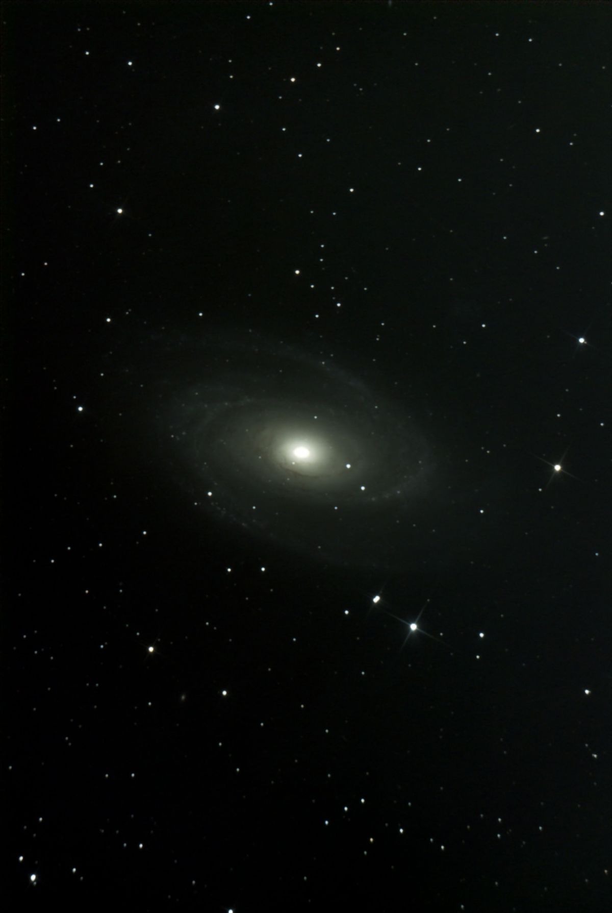 बोडे आकाशगंगा (M81) — सप्तर्षि तारामंडल में दो सुडौल सममित भुजाओं और चमकीले केंद्र वाली एक भव्य सर्पिल आकाशगंगा