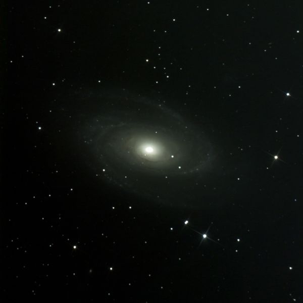 बोडे आकाशगंगा (M81) — सप्तर्षि तारामंडल में दो सुडौल सममित भुजाओं और चमकीले केंद्र वाली एक भव्य सर्पिल आकाशगंगा
