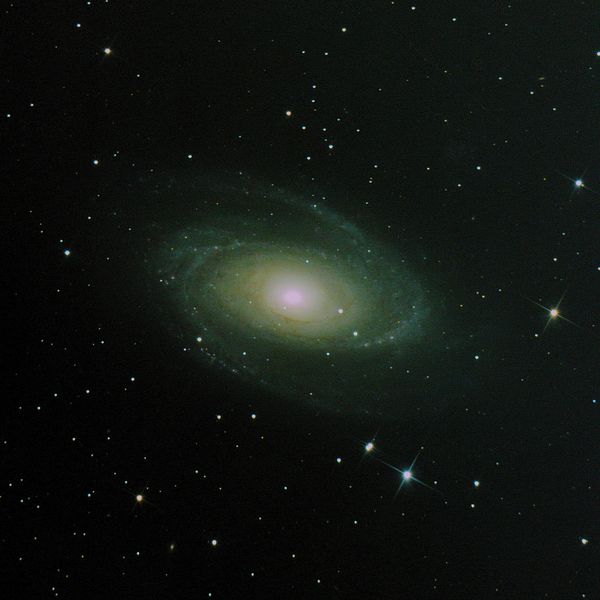 बोडे आकाशगंगा (M81) एक व्यापक क्षेत्र में, सर्पिल भुजाएँ और आसपास के तारे दिखाती हुई