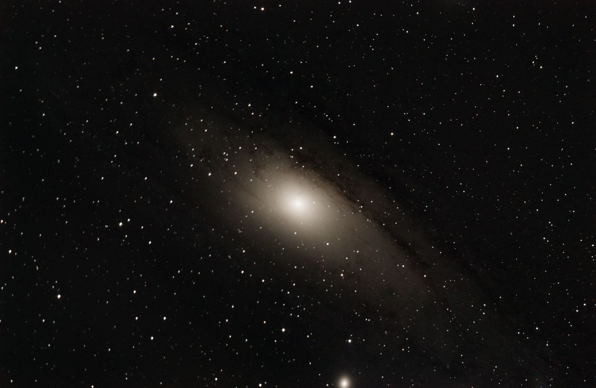 M31 एंड्रोमेडा आकाशगंगा अपने साथी M110 के साथ — पूर्ण सर्पिल डिस्क और धूल-पट्टियाँ दिखाती एक वाइड-फील्ड DSLR छवि