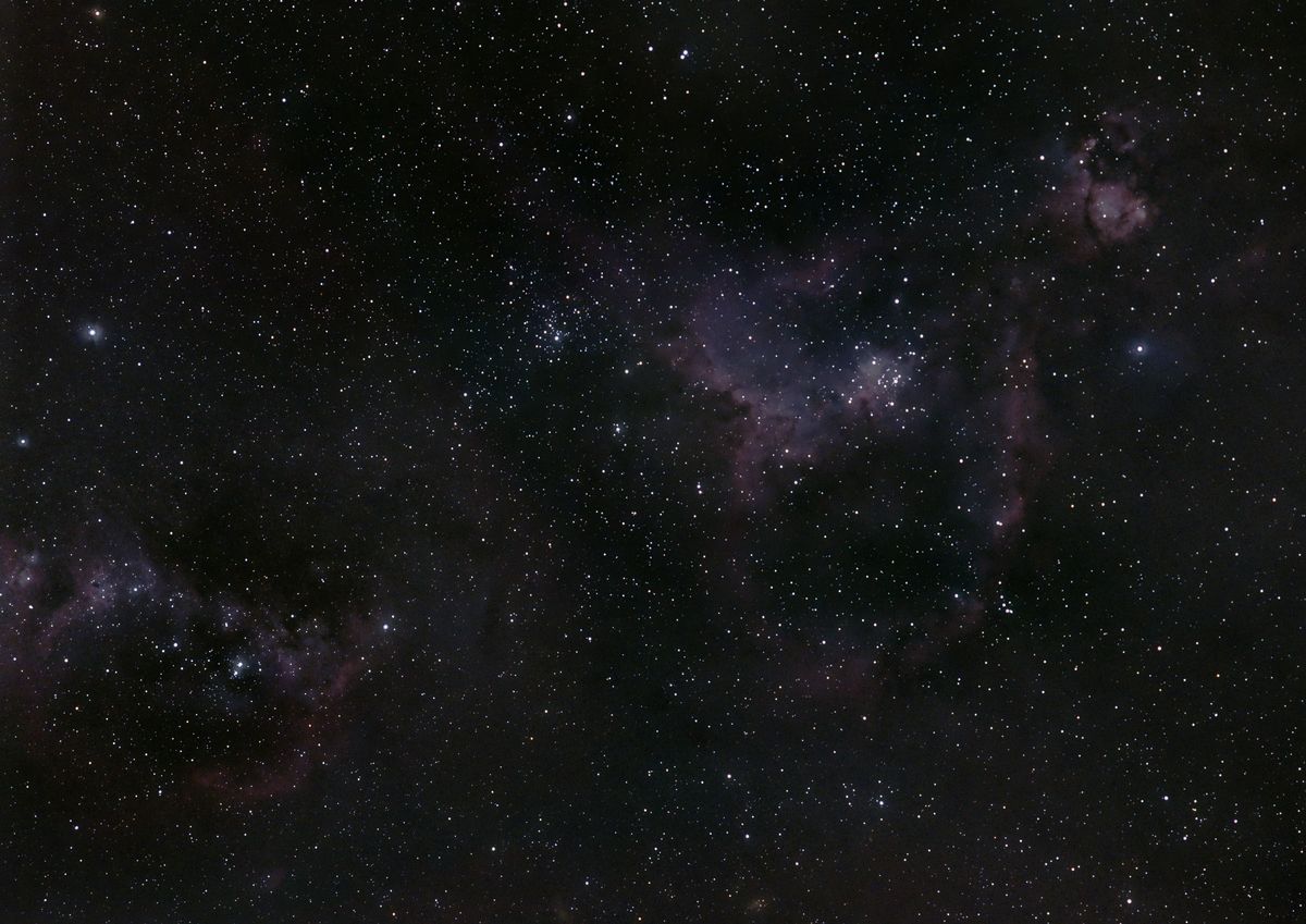 कैसिओपिया में हृदय नीहारिका (IC 1805) — केंद्र के पास युवा समूह मेलोटे 15 के साथ एक धुंधली वाइड-फील्ड ब्रॉडबैंड छवि